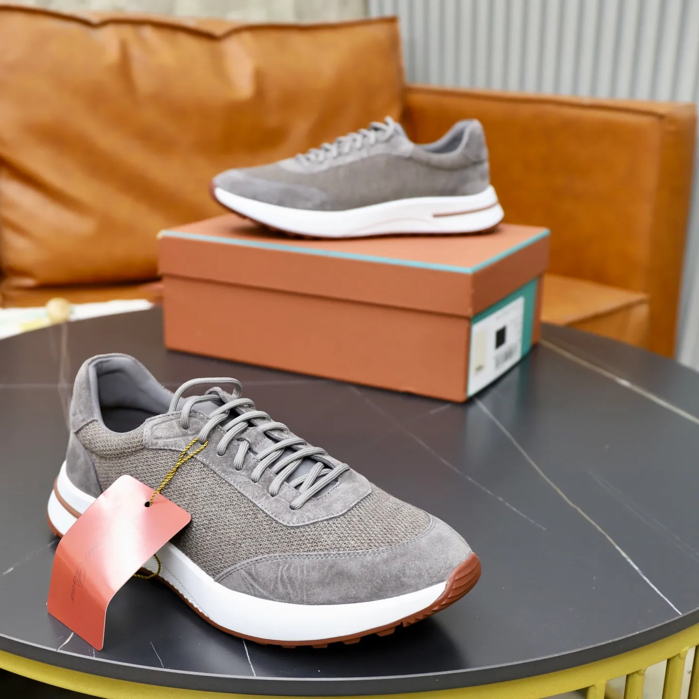 Ex-factory price: 560💰Loro Piana Tennis Walk men’s moral training sneakers! These new textured leather tennis shoes feature an ultra-low-top design for year-round wear and are water-resistant. The wrapped sole creates an effortlessly attractive color combination that harmoniously blends functionality with understated style. The ideal footwear option for urban dressing. The heel is decorated with a soft calfskin tongue with Kummel color inserts and an embossed LP logo. Cotton shoelaces. Material: Upper: Gray woven stitching with cowhide accents! Sole: Rubber lining: Cow leather original rubber sole, excellent foot comfort, complete package! Size: 38-39-40-41-42-43-44 leather shoe size (4546 can be customized)